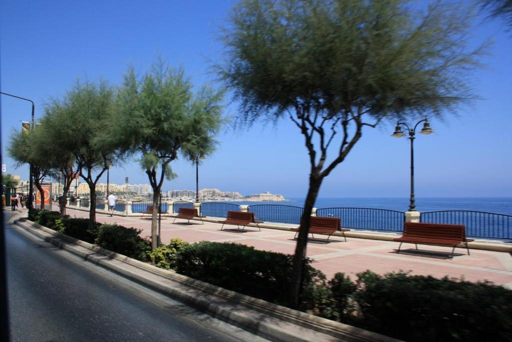 Superlative Apartment With Valletta And Harbour Views Sliema Exteriör bild