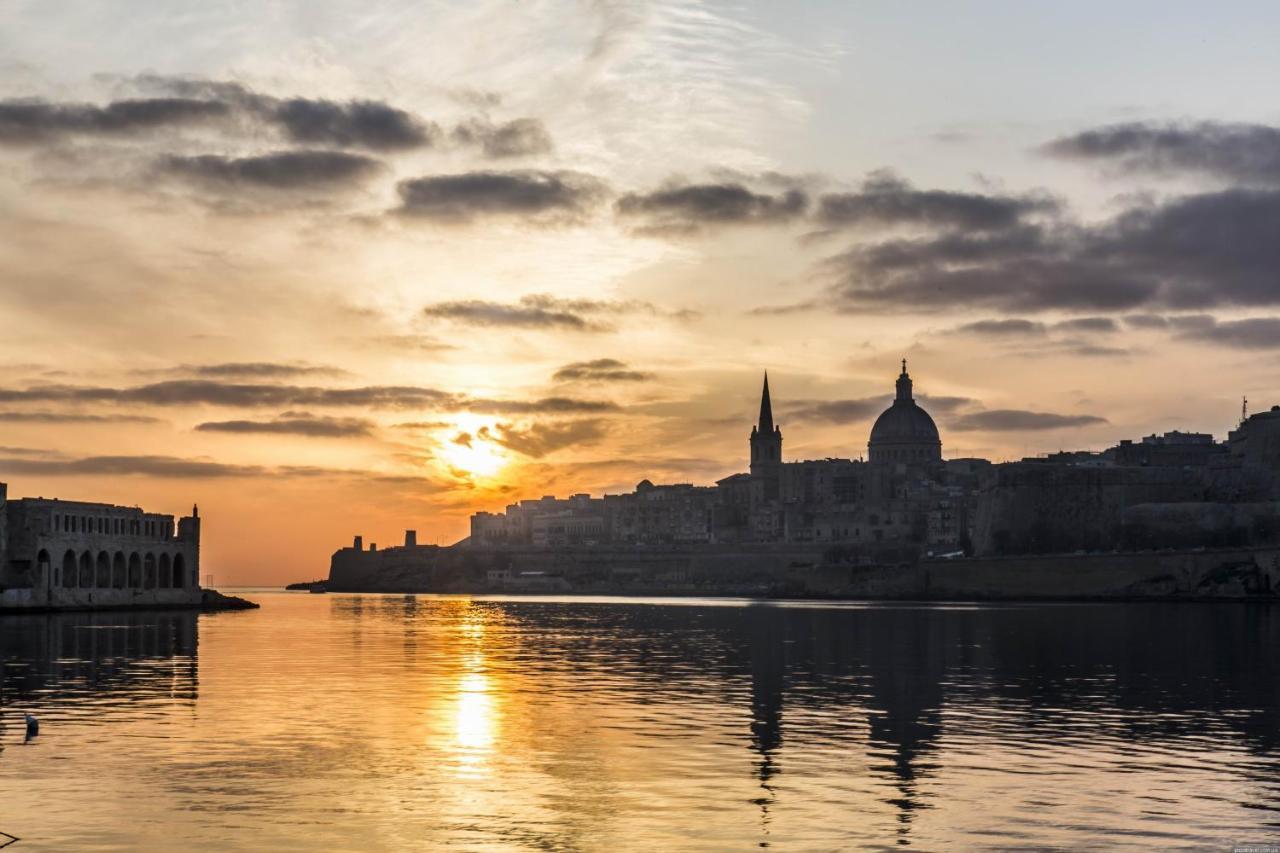 Superlative Apartment With Valletta And Harbour Views Sliema Exteriör bild