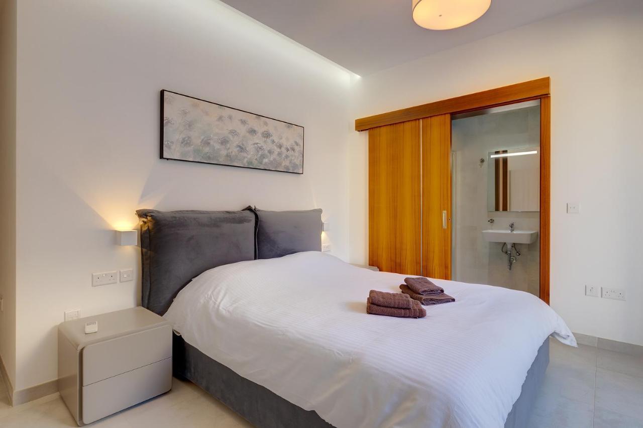 Superlative Apartment With Valletta And Harbour Views Sliema Exteriör bild