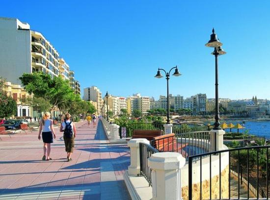 Superlative Apartment With Valletta And Harbour Views Sliema Exteriör bild